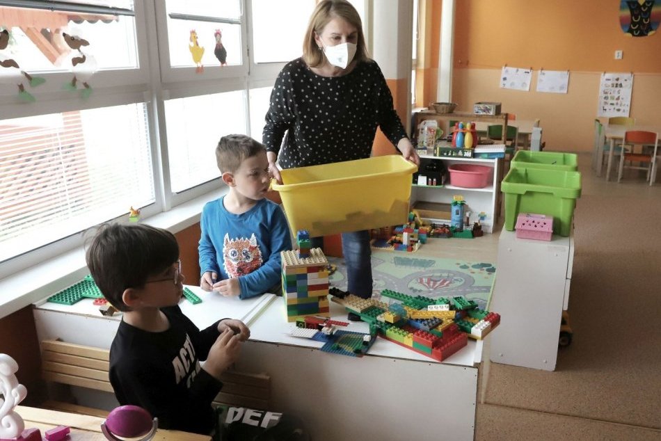 Ilustračný obrázok k článku Triedy na škole v Prievidzi s oddychovými zónami: Pribudne aj nový nábytok