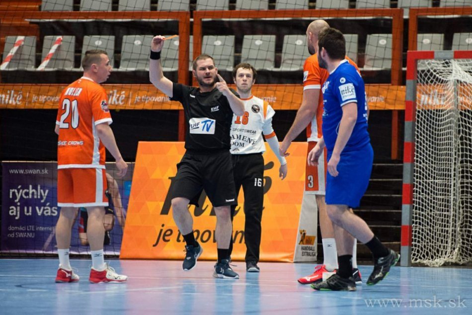 Ilustračný obrázok k článku Považskobystrická reakcia na kauzu Hruščák: Úder tam bol, hráčom veríme!