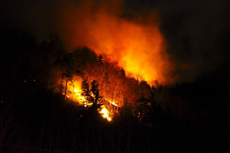 Ilustračný obrázok k článku Spomínate si na požiar spred 11 rokov? Pri Bystrici zasahovali hasiči zo 4 krajov, FOTO