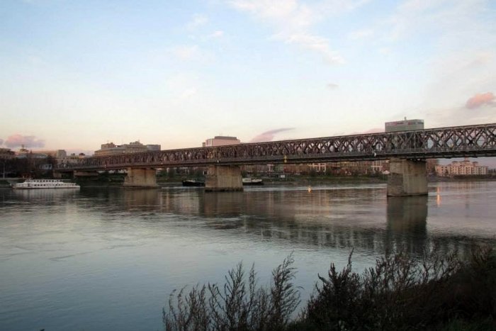 Ilustračný obrázok k článku Pred 40 rokmi skočil zo Starého mosta spevák Jiří Schelinger. Jeho smrť je stále záhadou