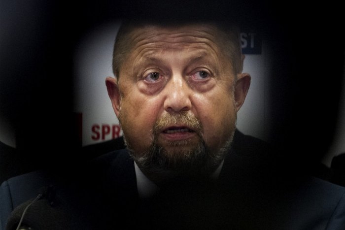 Ilustračný obrázok k článku Harabin má opletačky so zákonom! Kým polícia po ňom pátra, on IDE PO NICH