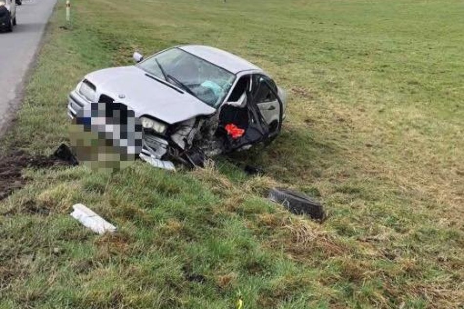 Ilustračný obrázok k článku Vážna nehoda na Podpoľaní: Pri zrážke autobusu s autom sa ťažko zranil vodič, FOTO