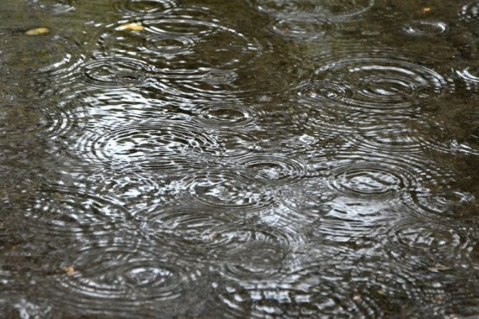 Ilustračný obrázok k článku Liptovský Hrádok pokračuje v boji proti vode na cestách: Vznikol nový trativod