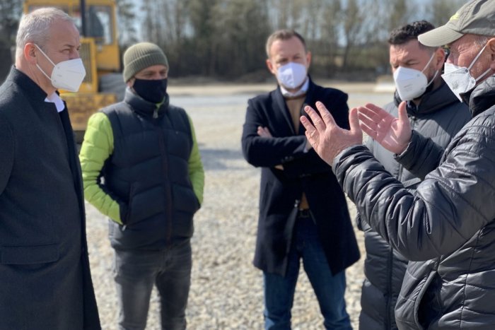 Ilustračný obrázok k článku Ako prebieha rekonštrukcia futbalového areálu? Mesto čelí podnetom od Rudlovčanov