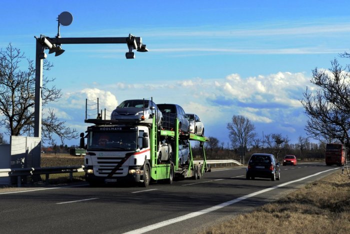 Ilustračný obrázok k článku Privádzač do Trenčína preklasifikovali: Začali na ňom vyberať diaľničné mýto