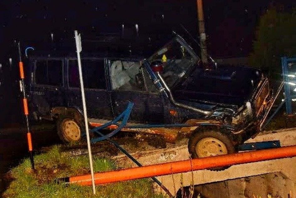 Ilustračný obrázok k článku Opitý "nevodič" jazdil bez značiek: Skončil nad potokom neďaleko Lučenca, FOTO