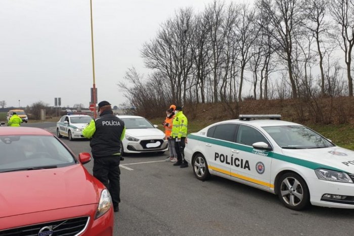 Ilustračný obrázok k článku Policajti kontrolovali dodržiavanie opatrení! KOĽKO ľudí dostalo za to v našom kraji POKUTU?