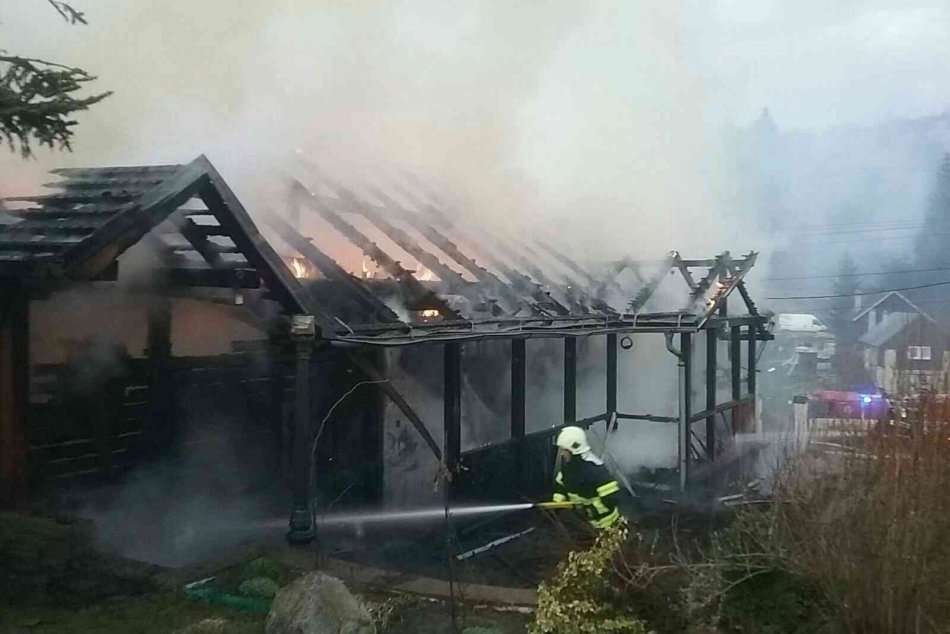 Ilustračný obrázok k článku Na Horehroní horí rodinný dom: Zasahujú bystrickí, breznianski aj dobrovoľní hasiči, FOTO