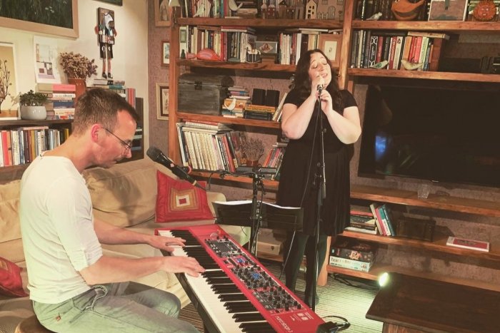 Ilustračný obrázok k článku Tip na koncert: Katka Koščová zaspievala z obývačky a dúfa, že TAKTO to bude naposledy