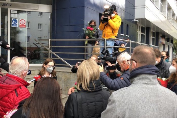 Ilustračný obrázok k článku Záplava kvetov v Ružinove: Ľudia spontánne vyjadrujú podporu žene, do ktorej sa obul Matovič