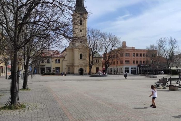 Ilustračný obrázok k článku Život v Zámkoch a okolí sa zmení: Čaká nás RUŽOVÝ okres a uvoľnenie opatrení