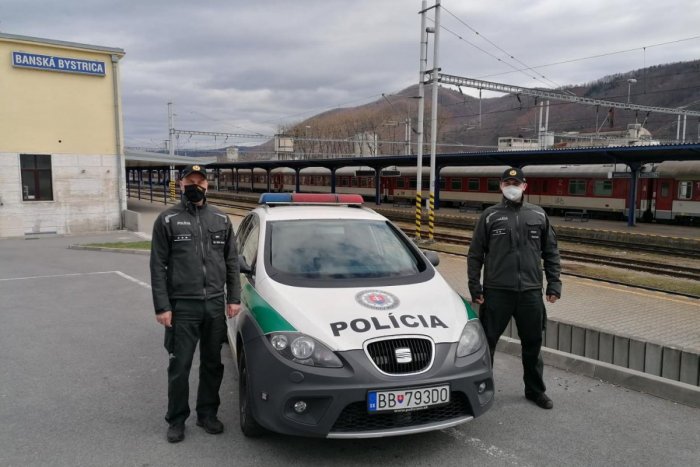 Ilustračný obrázok k článku Klobúk dole pred bystrickými policajtmi: Pohotovým zákrokom zachránili ľudský život