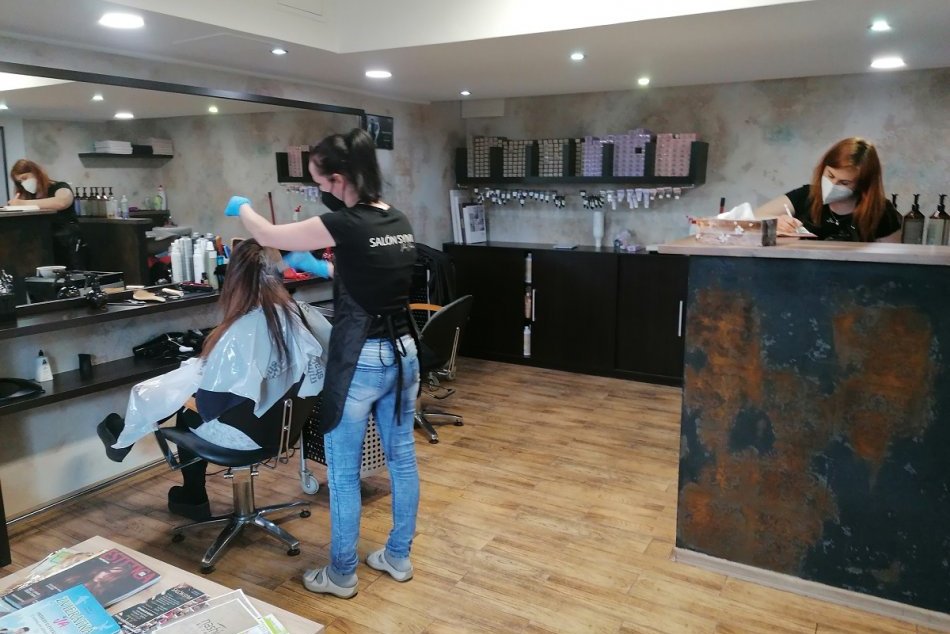 Ilustračný obrázok k článku Kaderníctva áno, reštaurácie nie. Čo všetko sa pre očkovaných a prekonaných otvára?