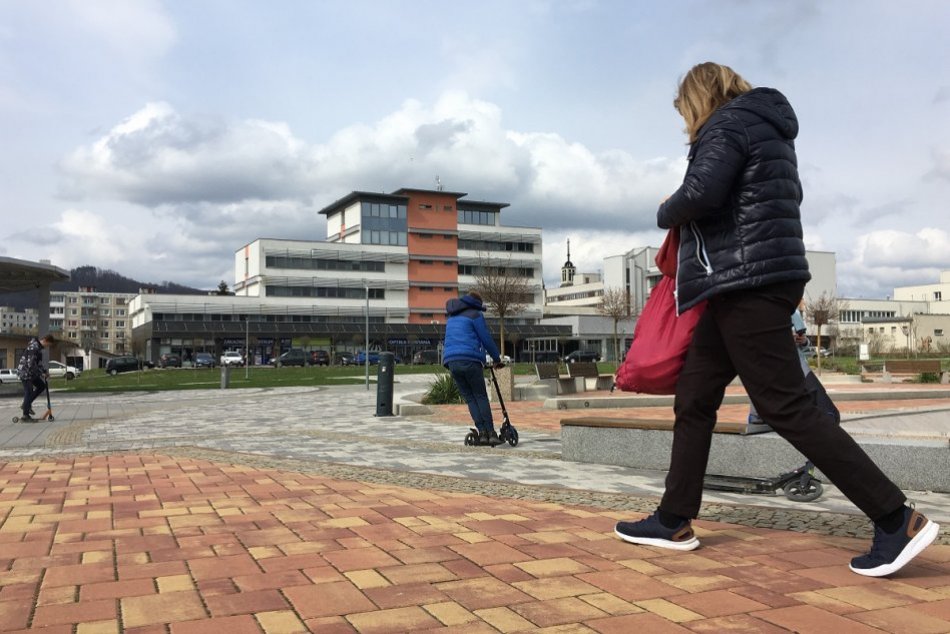 Ilustračný obrázok k článku Tvrdé ZÁKAZY aj pre očkovaných: Považská Bystrica i Púchov idú do ČIERNEJ!