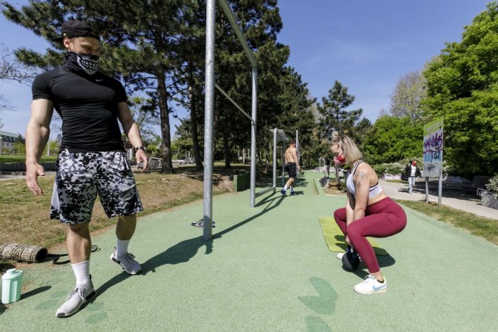 Ilustračný obrázok k článku Ako je to s cvičením vonku a vnútri? Od pondelka začal platiť aj COVID automat pre šport