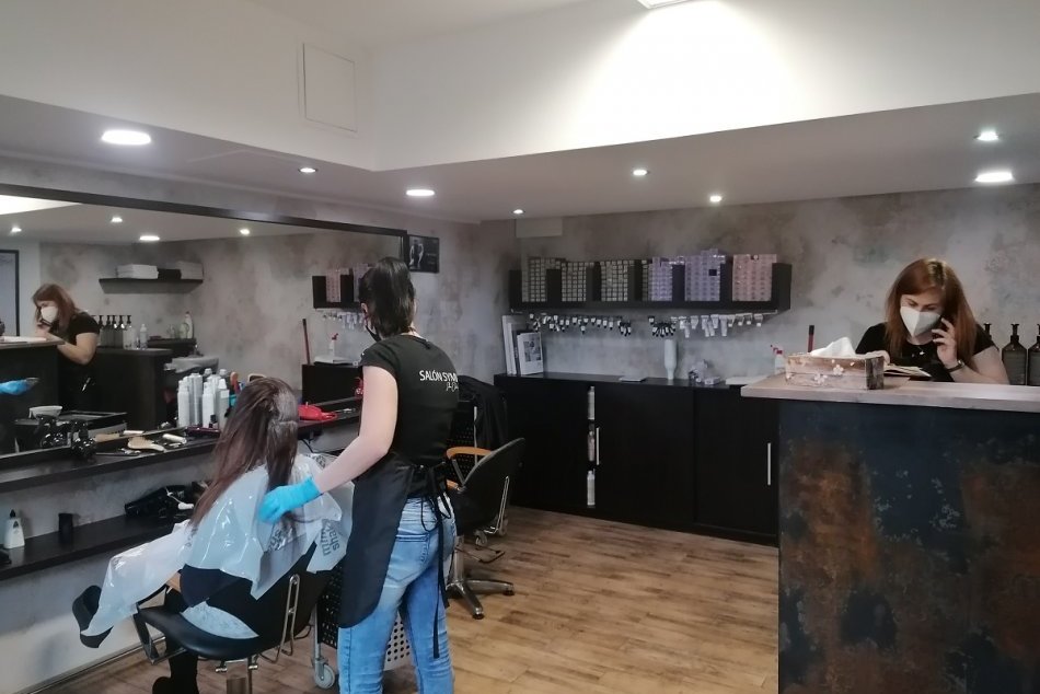 Ilustračný obrázok k článku Kaderníčky majú plné ruky práce. Termín na tento týždeň zoženiete len ťažko, FOTO