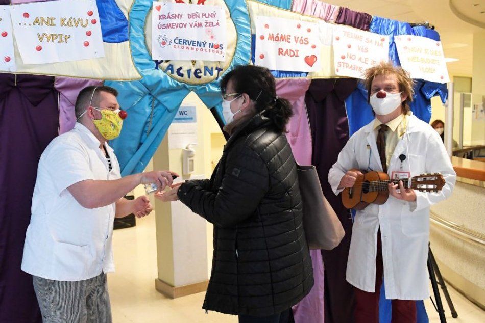 Ilustračný obrázok k článku V detskej nemocnici je opäť veselšie. Do služby nastúpili klauni, FOTO