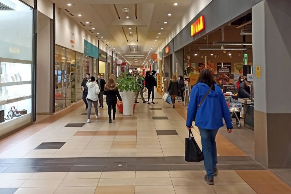 Ilustračný obrázok k článku KRUTÉ pre neočkovaných: TEST do práce, ZÁKAZ vstupu do obchoďákov i v Prievidzi!