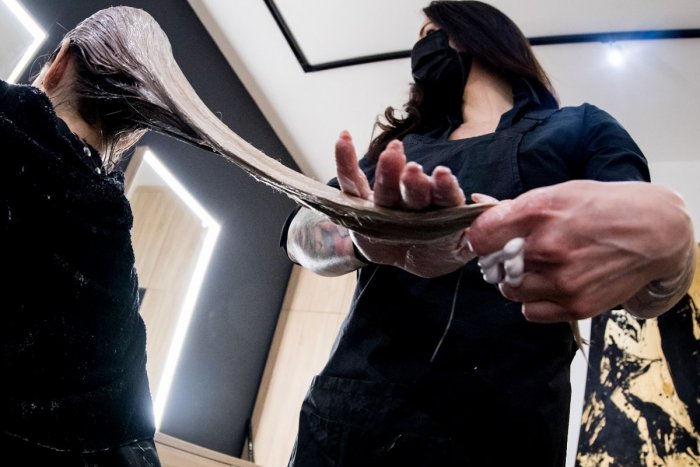 Ilustračný obrázok k článku Plné obchody aj kaderníctva: Zmiernenie opatrení Bratislavčania využili naplno