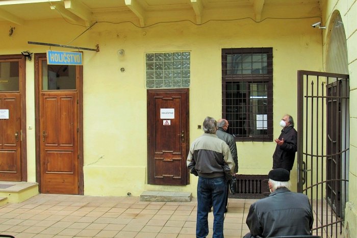 Ilustračný obrázok k článku FOTOREPORTÁŽ po uvoľnení opatrení v Prešove: Rady boli pred hodinárstvom či holičstvom