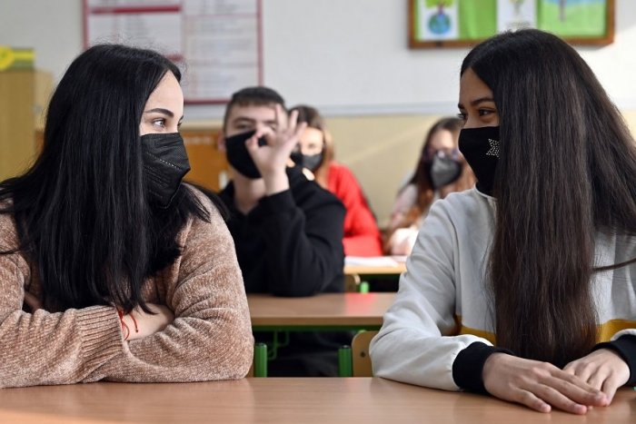 Ilustračný obrázok k článku Rúška sa deti len tak ľahko nezbavia: Počas hudobnej výchovy ho budú musieť mať!