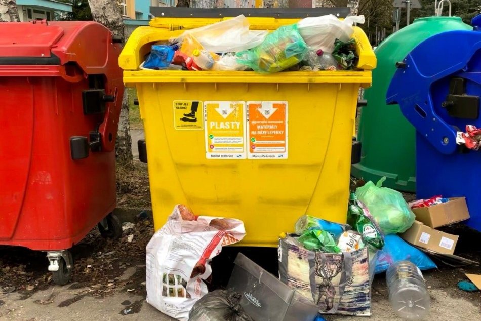 Ilustračný obrázok k článku Máte preplnené kontajnery? Stúpte fľašiam na krk, vyzýva mesto Bystričanov, FOTO