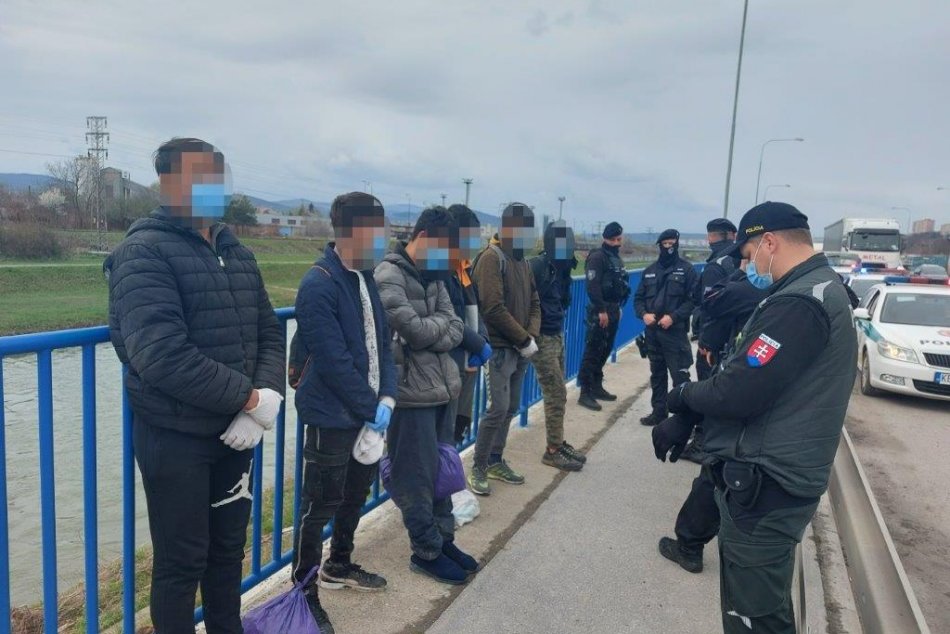 Ilustračný obrázok k článku Z kamióna v Košiciach povyskakovali migranti. Chytili ich pri Hornáde, FOTO