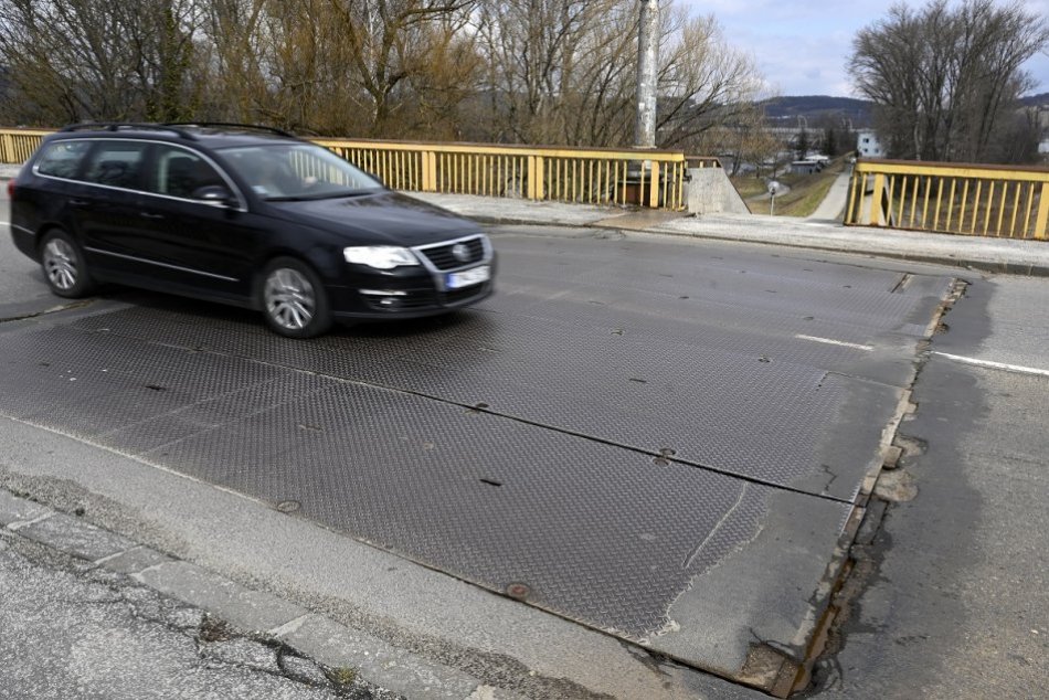 Ilustračný obrázok k článku Trenčania, pripravte sa na zdržanie: DNI, kedy na starom moste budú obmedzenia