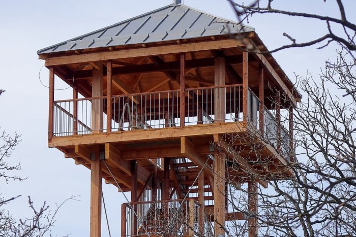 Ilustračný obrázok k článku Horúci TIP pre milovníkov turistiky: V pohorí Tribeč pribudla nová rozhľadňa