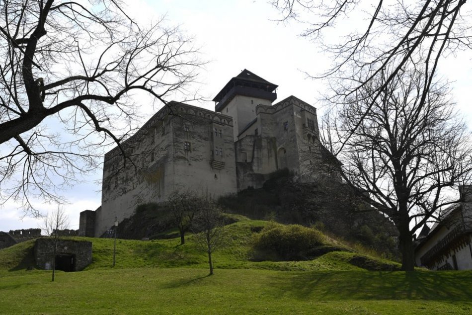 Ilustračný obrázok k článku Výstava na Čákovom hrade: Ako sa trenčianska borovička dostala do sveta?