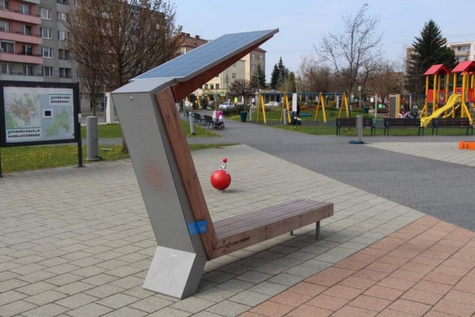 Ilustračný obrázok k článku Všimli ste si NOVINKU v Lučenci? Využiť môžete smart lavičku, FOTO