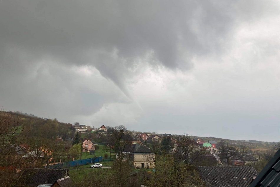 Ilustračný obrázok k článku Spúšť po tornáde na východe: V obci poškodilo strechy 3 domov, platí výstraha pred búrkou