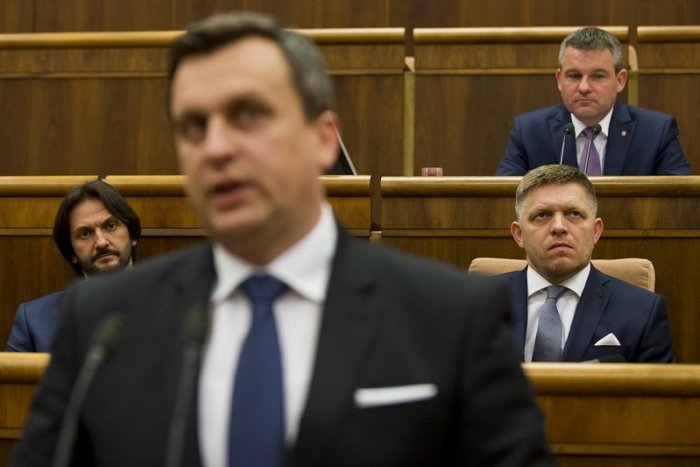 Ilustračný obrázok k článku Dankovo déjà vu?! SNS hovorí o veľkej koalícii so Smerom a Hlasom, vyzýva na rokovania