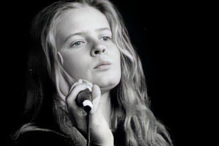 Ilustračný obrázok k článku Hudobný svet sa ponoril do smútku: Zomrela členka populárnej skupiny! Mala len 45 rokov