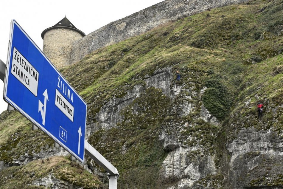 Ilustračný obrázok k článku Odhalili nebezpečný skalný blok: Odborníci budú kontrolovať trenčianske bralo