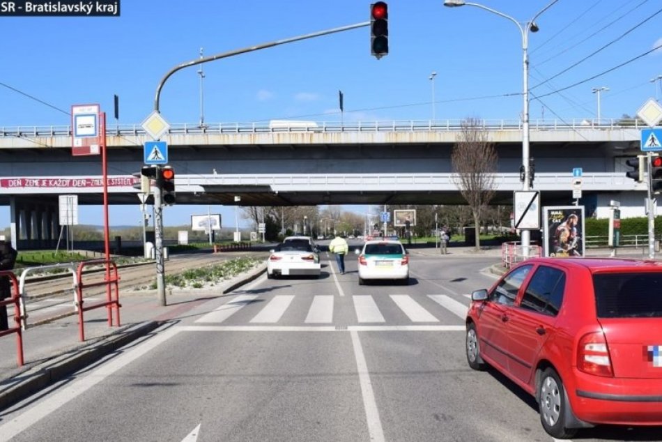 Ilustračný obrázok k článku Červený panáčik na semafore ženu nezastavil. Na priechode pre chodcov ju zrazilo auto