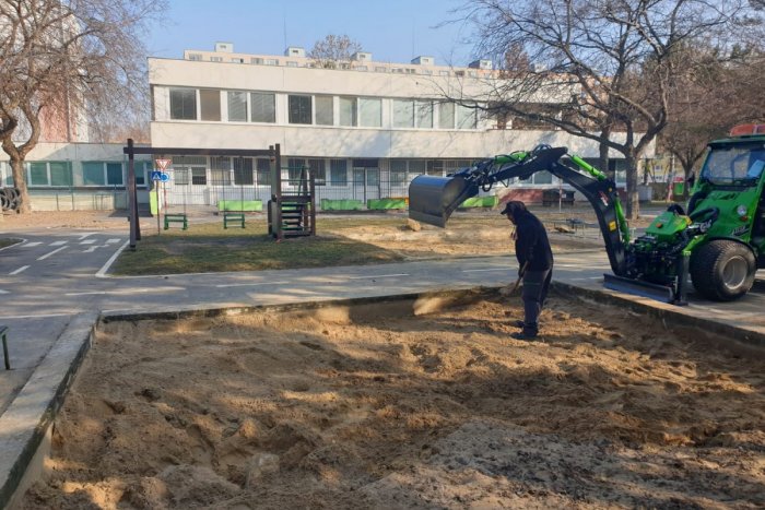 Ilustračný obrázok k článku Skvelá správa pre deti a ich rodičov: Pieskoviská budú čistejšie a bezpečnejšie