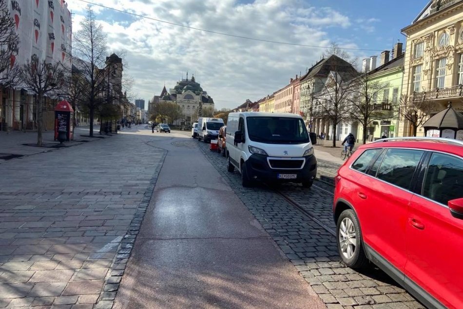 Ilustračný obrázok k článku V OBRAZOCH: Centrum bolo opäť plné zásobovacích áut, pripravujú terasy na otvorenie