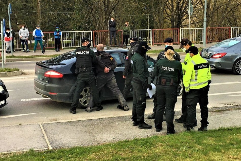 Ilustračný obrázok k článku Žilinčan sa rútil po ceste hlava-nehlava: VIDEO z akčnej policajnej naháňačky