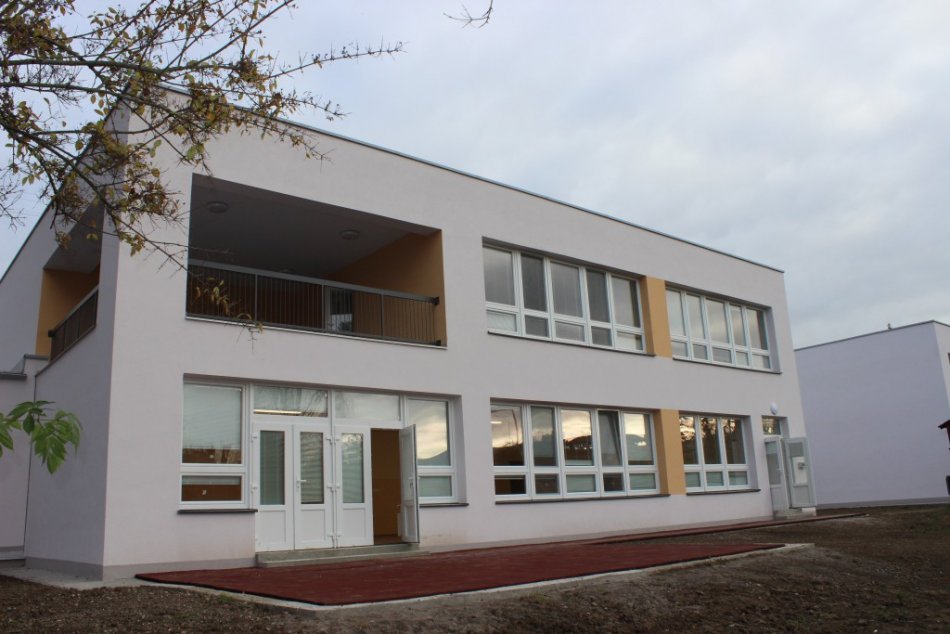 Ilustračný obrázok k článku Trvalo to dlhšie, ale podarilo sa! Zrekonštruovali škôlku v centre Prievidze, FOTO