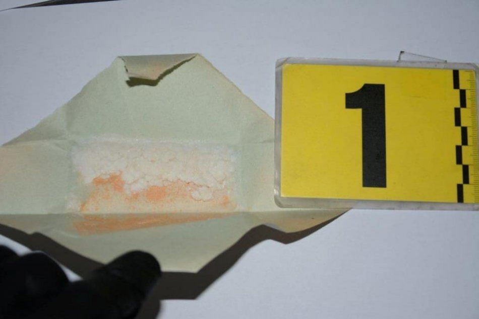 Ilustračný obrázok k článku Mladík zo Žiliny lieta v problémoch: Čo odhalila drogová razia? FOTO