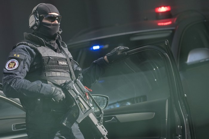 Ilustračný obrázok k článku Zásah NAKA v známom bratislavskom hoteli: Našli sa zbrane, polícia odviedla v putách muža