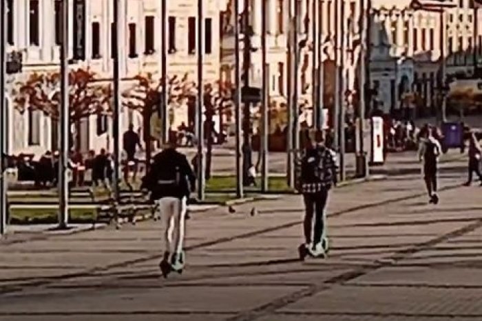Ilustračný obrázok k článku Niektorí Bystričania proste neriešia: Na nových kolobežkách uháňajú aj námestím, VIDEO