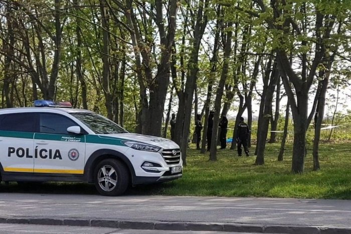 Ilustračný obrázok k článku Hrozivý nález pri železničnej trati: Polícia objavila telo muža s prestrelenou hlavou