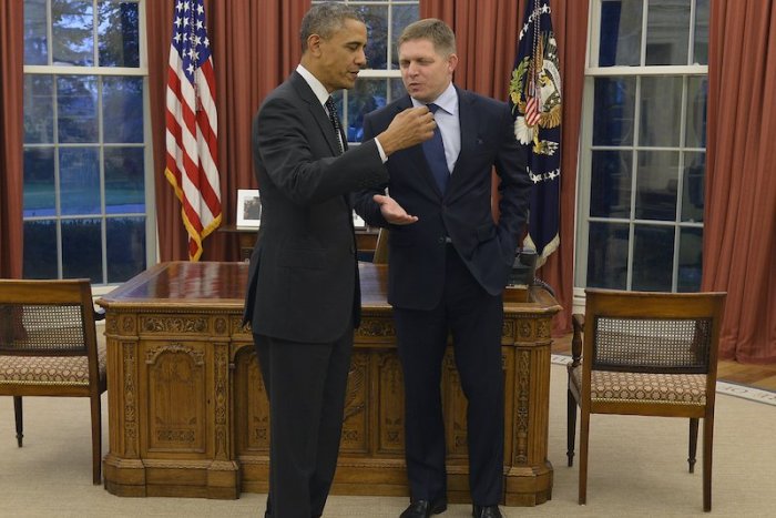 Ilustračný obrázok k článku Krajniak vracia úder: Fico je americký riťolezec, nie my! Tu je dôkaz