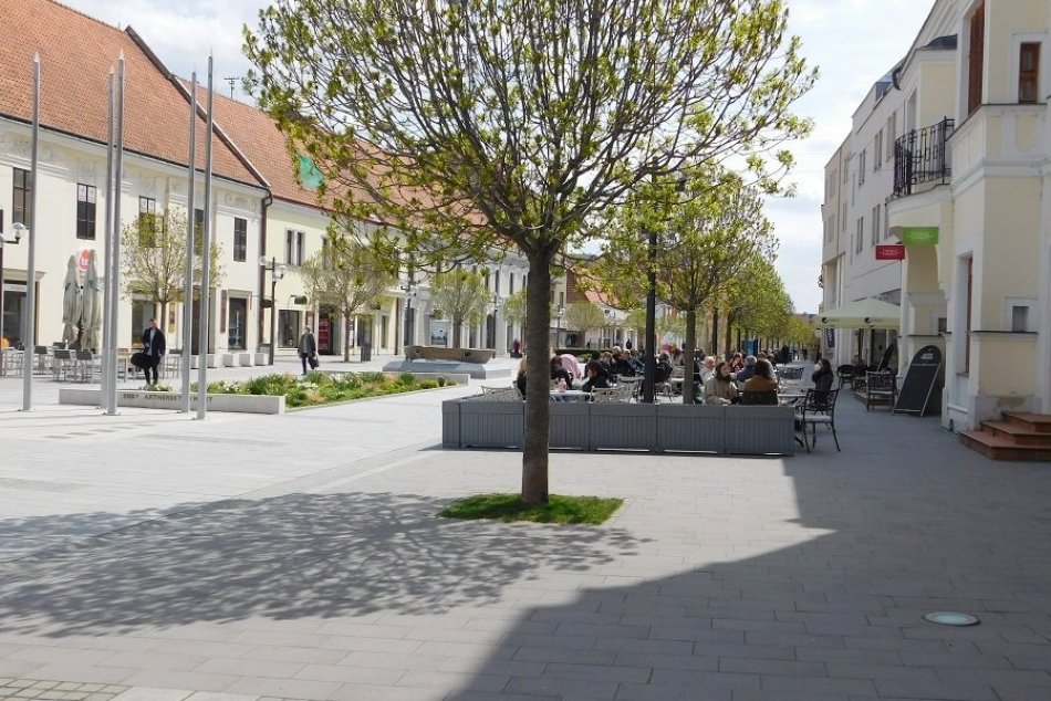 Ilustračný obrázok k článku Symbolické euro z čias Covidu sa ruší: V Trnave platia nové podmienky pre letné terasy