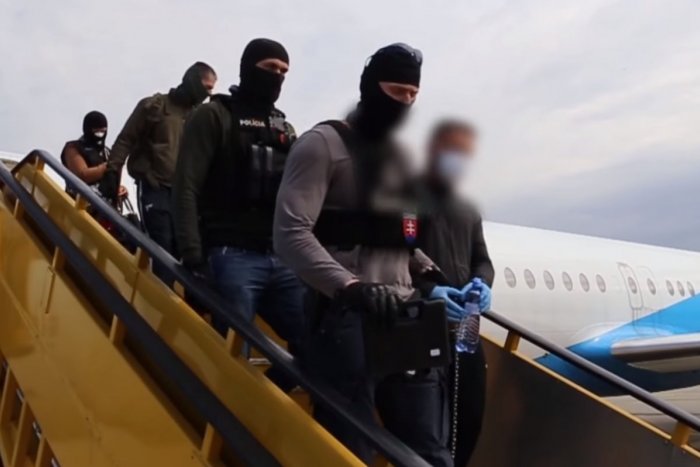 Ilustračný obrázok k článku Šokujúci útok na dôchodcu v Prievidzi: Ľuboša S. priviezli v putách na Slovensko