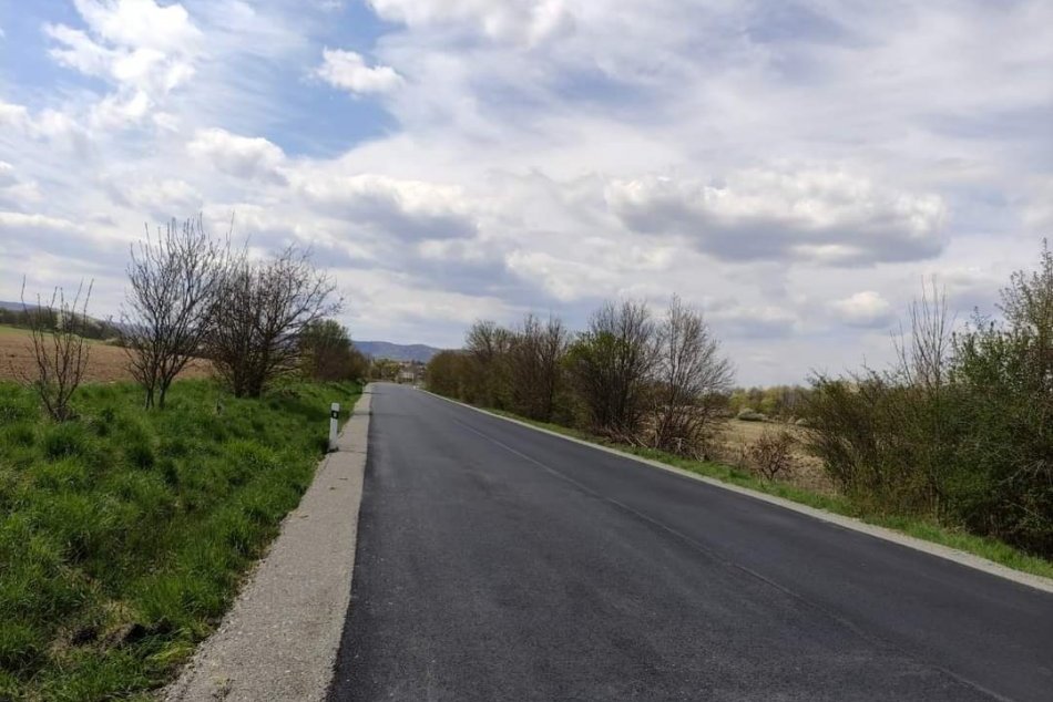 Ilustračný obrázok k článku Vodiči sa dočkali: Z Lučenca vedie nová opravená cesta, FOTO