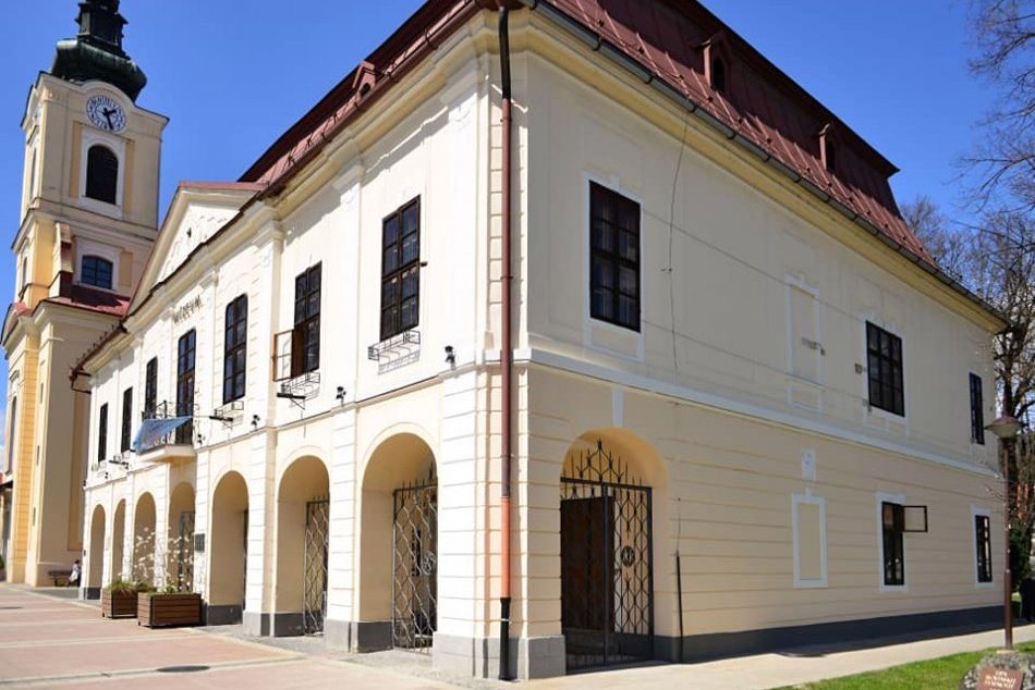 Ilustračný obrázok k článku Tomu sa povie premena: Všimli ste si, ako opeknela historická radnica v Brezne? FOTO