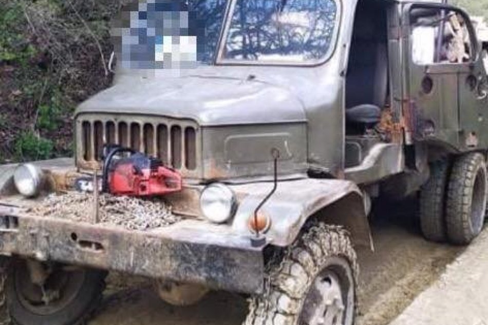 Ilustračný obrázok k článku Vodič nákladiaka si poriadne zavaril: Z lesa neďaleko Revúcej putoval do cely, FOTO